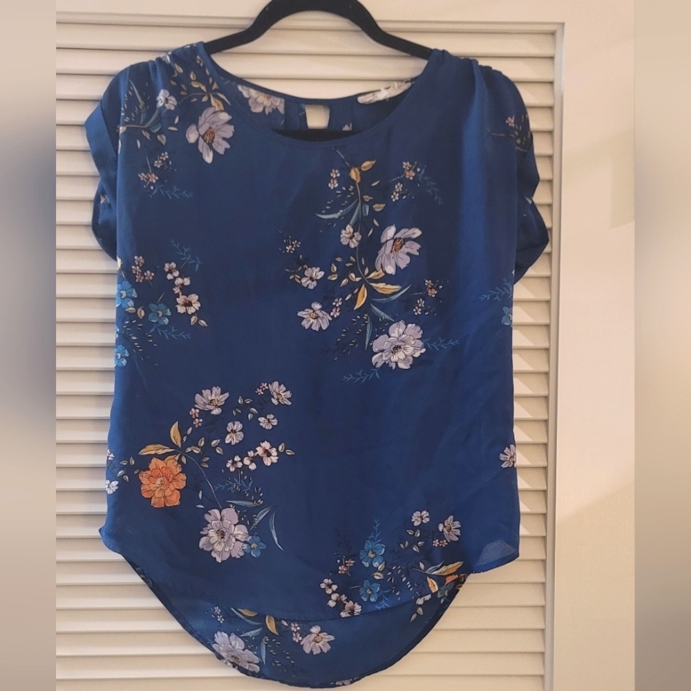Pink Rose - Blue Floral Sleeveless Lightweight Top With Keyhole Back